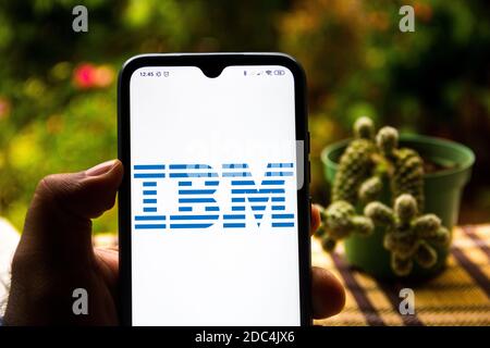 In dieser Abbildung ist das Logo der International Business Machines Corporation (IBM) auf einem Smartphone zu sehen. Stockfoto