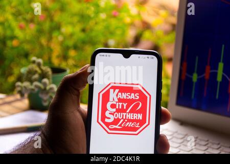 In dieser Fotolillustration das Kansas City Southern Railway Company Logo auf einem Smartphone zu sehen. Stockfoto