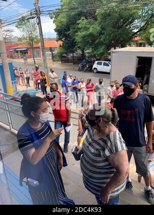 16. November 2020. Piracicaba, SP, Brasilien. Menschen unter der Sonne in der Schlange, um den brasilianischen Corona-Gutschein in der Caixa Economica Fed erhalten zu können Stockfoto