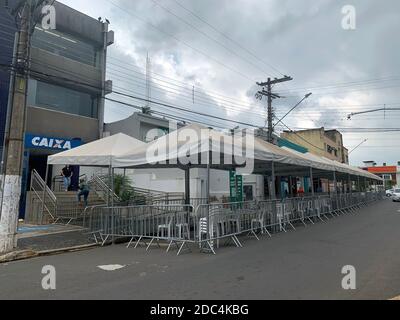 17. November 2020. Atibaia, SP, Brasilien. Metallstruktur mit Abdeckung vor der Caixa Economica Bundesbank montiert, um Menschen in Einklang mit begrüßen Stockfoto