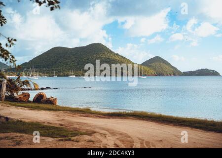 Meer und Blick auf die Berge von einem Feldweg in St. Lucia Stockfoto