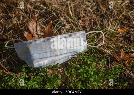 Ausrangierte Gesichtsmasken im McCarren Park, Brooklyn, New York während der COVID-19 Pandemie im Herbst 2020. Stockfoto