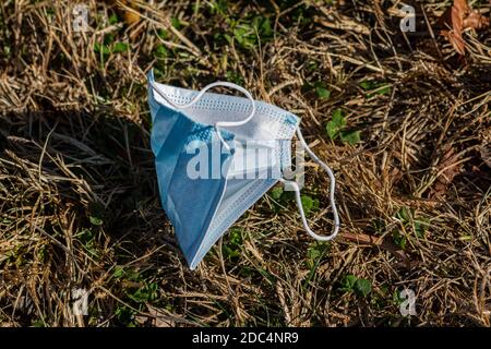 Ausrangierte Gesichtsmasken im McCarren Park, Brooklyn, New York während der COVID-19 Pandemie im Herbst 2020. Stockfoto