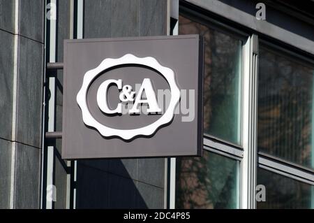 Lugano, Tessin, Schweiz - 11. November 2020 : Schild des C&A-Ladens an einem Gebäude in Lugano. C&A ist eine belgisch-deutsch-niederländische Kette von Fast- Stockfoto