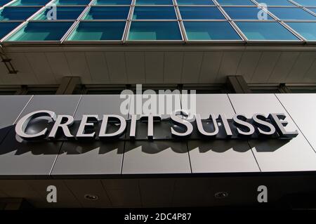 Lugano, Schweiz - 11. November 2020 : Credit Suisse Bank Schild vor dem Gebäude in Lugano. Credit Suisse ist ein globales Vermögensmanagement Stockfoto