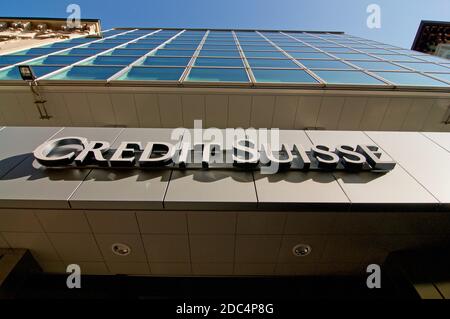 Lugano, Schweiz - 11. November 2020 : Credit Suisse Bank Schild vor dem Gebäude in Lugano. Credit Suisse ist ein globales Vermögensmanagement Stockfoto