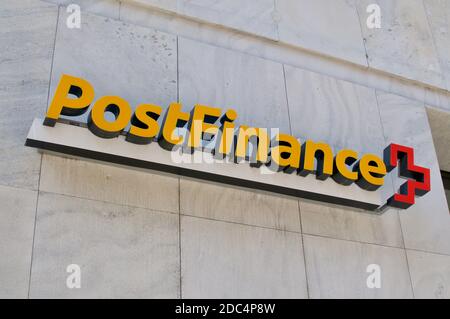 Lugano, Schweiz - 11. November 2020 : PostFinance Schild hängt vor dem Gebäudeeingang in Lugano. PostFinance ist die Finanzdienstleistungen Stockfoto