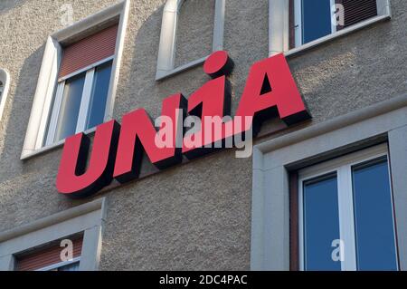 Lugano, Schweiz - 11. November 2020 : Zeichen der Unia eine Schweizer Gewerkschaft hängt am Bürogebäude in Manno. Unia ist das größte Mitglied der Stockfoto