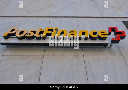 Lugano, Schweiz - 11. November 2020 : PostFinance Schild hängt vor dem Gebäudeeingang in Lugano. PostFinance ist die Finanzdienstleistungen Stockfoto