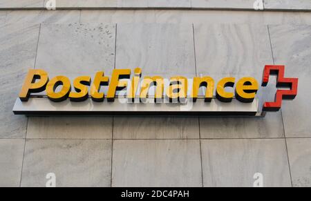 Lugano, Schweiz - 11. November 2020 : PostFinance Schild hängt vor dem Gebäudeeingang in Lugano. PostFinance ist die Finanzdienstleistungen Stockfoto