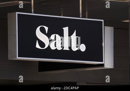 Lugano, Schweiz - 11. November 2020 : Salt Mobile Schild vor einem Laden in Lugano. Salt. Ist ein Schweizer Telekommunikationsanbieter von Mob Stockfoto