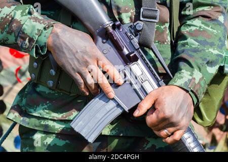 Nahaufnahme männlichen Soldaten Hände halten Maschinengewehr, selektive Fokus auf der Hand. Stockfoto