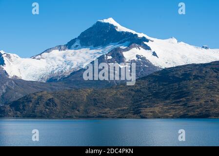 Die Südküste Chiles weist eine große Anzahl von Fjorden und fjordähnlichen Kanälen aus den Breiten des Kap Horns auf. Stockfoto