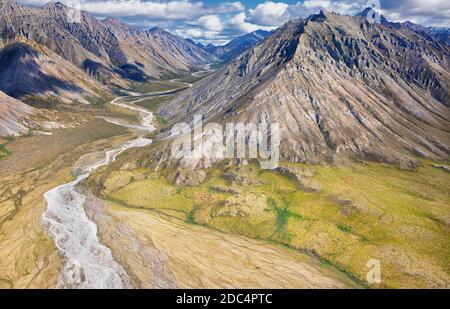 Luftaufnahme der Brooks Range und Tundra im Arctic National Wildlife Refuge im Nordosten Alaskas. Das abgelegene Arctic National Wildlife Refuge umfasst etwa 19.64 Millionen Hektar Land und ist die größte Wildnis in den Vereinigten Staaten. Stockfoto