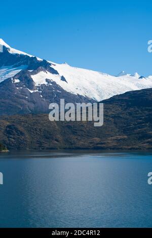 Die Südküste Chiles weist eine große Anzahl von Fjorden und fjordähnlichen Kanälen aus den Breiten des Kap Horns auf. Stockfoto