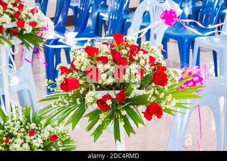Nahaufnahme schöne Hochzeit Blumenarrangement der Sitze entlang des Ganges. Stockfoto