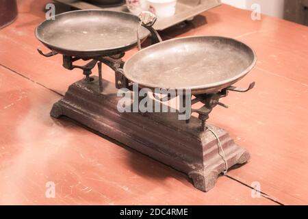 Vintage Balance in Thailand, Waage, Waage auf Holztisch Stockfoto