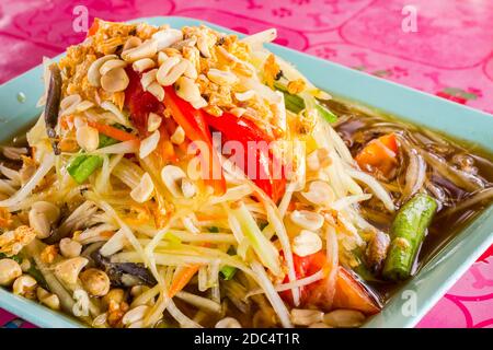 Nahaufnahme von grünem Papaya-Salat namens Som-TUM, berühmtes Essen in thailand Stockfoto