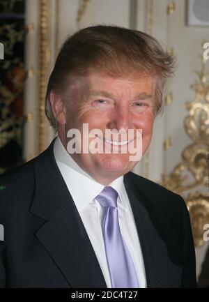 Palm Beach, FL 11-19-2005 Donald Trump beim ADT Golf Championship Empfang im Mar-a-Lago Digitales Foto von ©JR Davis-PHOTOlink Stockfoto