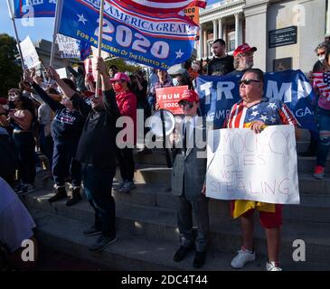 Trump unterstützt Reaktion auf das Ende der US-Präsidentschaftswahl 2020 in Boston, MA, USA. November 2020, 07. Eine kleine Gruppe von Donald Trump Supporters auf den Stufen des Massachusetts State House in Boston nach der Ankündigung der US-Medien, die Biden die Wahl gewonnen hatte. Obwohl Boston verlangt, eine Gesichtsbedeckung oder Maske in der Öffentlichkeit zu tragen, taten die meisten Trump-Anhänger nicht. Stockfoto