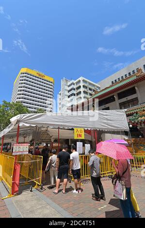 Menschen, die ihren Weg durch Menschenmassen Barrieren machen, um im Kwan im Thong Hood Cho, einem chinesischen buddhistischen Tempel, Singapur, anzubeten Stockfoto