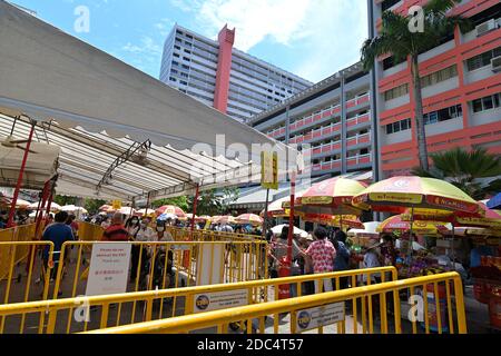 Menschen, die ihren Weg durch Menschenmassen Barrieren machen, um im Kwan im Thong Hood Cho, einem chinesischen buddhistischen Tempel, Singapur, anzubeten Stockfoto