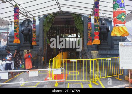 Temperaturüberwachung und QR-Code-Scanning am Sri Senpagaa Vinayagar Tempel, einem Hindu Tempel in Singapur, als Teil der Covid-19 Kontrollmaßnahmen Stockfoto