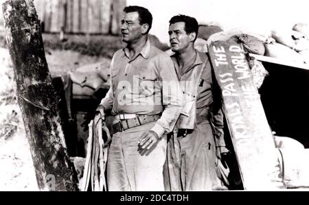 VERÖFFENTLICHUNG: 28. August 1951 TITEL: Flying Leathernecks STUDIO: RKO Radio Pictures REGIE: Nicholas Ray PLOT: Als neuer Kommandant eines Geschwaders von Marinepiloten kann Maj. Daniel Kirby (John Wayne), ein strenger und strenger Führer, den Mangel an Disziplin, der von den Soldaten ausgestellt wird, nicht glauben. Während die Männer Kirbys strenger Einhaltung von Aufträgen widerstehen, führt Capt. Carl Griffin (Robert Ryan) ihre Sache für ein entspannteres Umfeld an. Aber indem er seine Männer über ihre Grenzen hinaus treibt, verwandelt Kirby sie langsam in kampfbereite Krieger und zwingt sie alle dazu, auf dem Weg Opfer zu bringen. HAUPTROLLE: Stockfoto