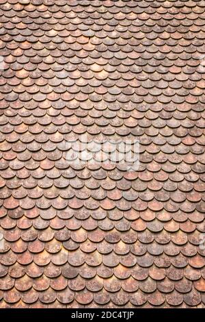 Alte Grunge rot und orange verwitterte Dachziegel Textur Hintergrund Stockfoto