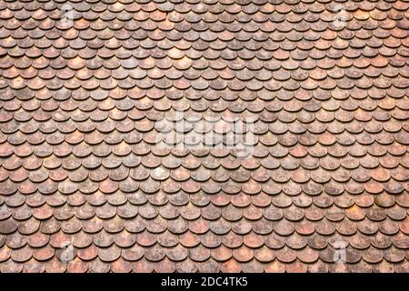 Alte Grunge rot und orange verwitterte Dachziegel Textur Hintergrund Stockfoto