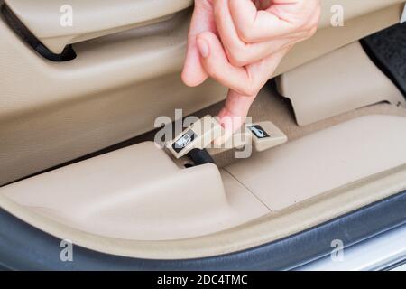 Nahaufnahme Hand ziehen Tankklappe öffnen Taste in einem Auto. Stockfoto