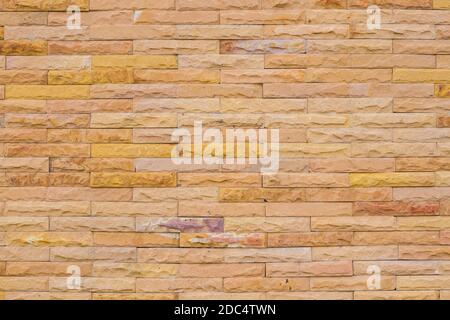Wand aus Sandsteinziegeln, abstrakter Hintergrund. Stockfoto
