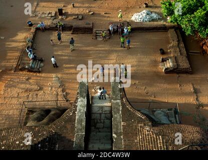 Ein Blick vom Gipfel der Sigiriya Rock Fortress in Sri Lanka hinunter auf die steinernen geschnitzten Löwenpfoten, die auf der Löwenplattform sitzen. Stockfoto