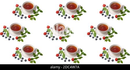 Eine Tasse Tee, Erdbeeren, Heidelbeeren und Minzblätter auf einem weißen isolierten Hintergrund. Nahtloses Muster. Originelles Verpackungsdesign Stockfoto