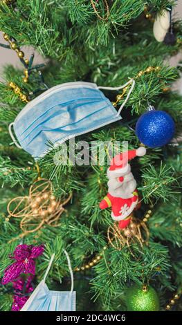 Konzeptionelle weihnachtsbaum mit Masken Corona Virus 2020 Welt geschmückt Pandemie Stockfoto