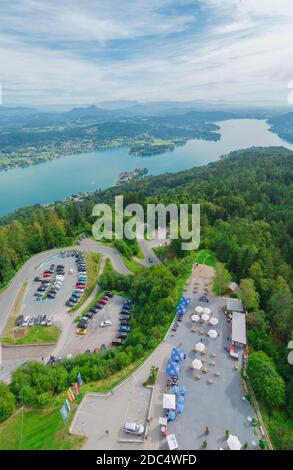 Klagenfurt, Österreich- 26. August 2020: Luftaufnahme über den Parkplatz des Pyramidenkogels, dem höchsten hölzernen Aussichtsturm der Welt, Stockfoto
