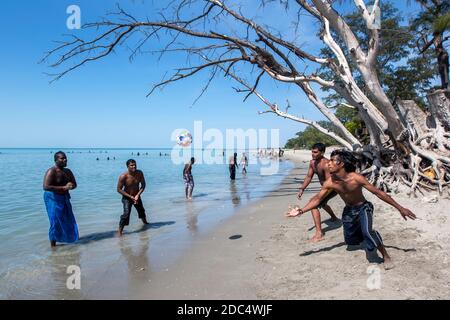 Männer genießen eine Partie Beachvolleyball am Casuarina Beach in Jaffna. Diese Region im Norden Sri Lankas wird hauptsächlich von Menschen tamilischer Abstammung bevölkert. Stockfoto