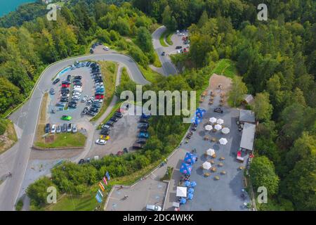 Klagenfurt, Österreich- 26. August 2020: Luftaufnahme über den Parkplatz des Pyramidenkogels, dem höchsten hölzernen Aussichtsturm der Welt, berühmt für seine schöne Aussicht Stockfoto