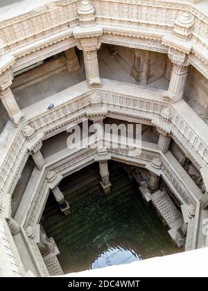 Indien, Gujarat, Ahmedabad, Adalaj, fünf Stockwerke tief Steppenbrunnen von einer Frau im Jahr 1498 gebaut. Stockfoto