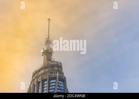 Klagenfurt, Österreich- 26. August 2020: Der Pyramidenkogel, der höchste hölzerne Aussichtsturm der Welt am Worthersee, ist ein beliebtes Touristenattraktion Stockfoto