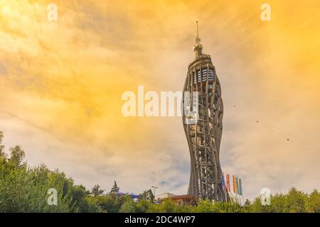 Klagenfurt, Österreich- 26. August 2020: Der Pyramidenkogel, der höchste hölzerne Aussichtsturm der Welt am Worthersee, ist ein beliebtes Touristenattraktion Stockfoto