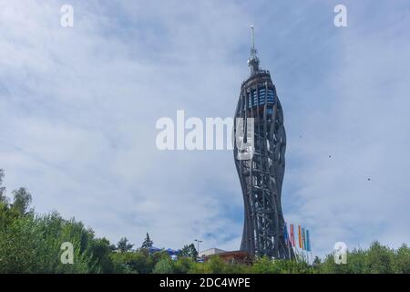 Klagenfurt, Österreich- 26. August 2020: Der Pyramidenkogel, der höchste hölzerne Aussichtsturm der Welt am Worthersee, ist ein beliebtes Touristenattraktion Stockfoto