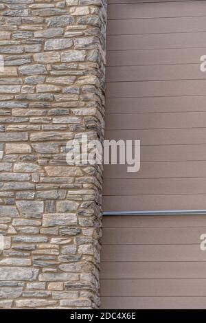 Horizontale dekorative Steinfurnier auf einer Wand aufgetragen Stockfoto