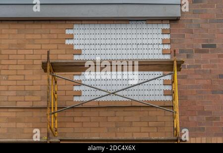 Dekoratives rechteckiges Muster mit Backsteinfurnier auf einer neuen Mall-Wand Stockfoto