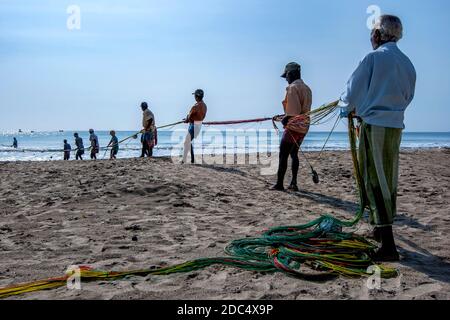 Seine-Fischer ziehen am späten Nachmittag ihre Schleppnetze aus dem Indischen Ozean vor dem Uppuveli-Strand an der Ostküste Sri Lankas. Stockfoto