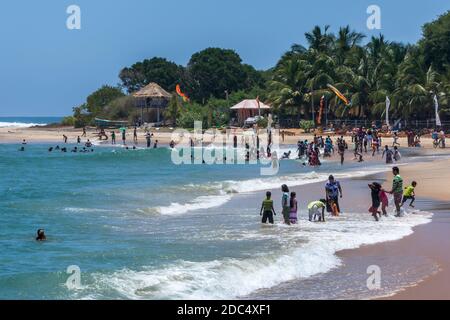 Besucher der Arugam Bay an der Ostküste Sri Lankas können in der geschützten Bucht schwimmen. Arugam Bay ist einer der sichersten Badestrände. Stockfoto