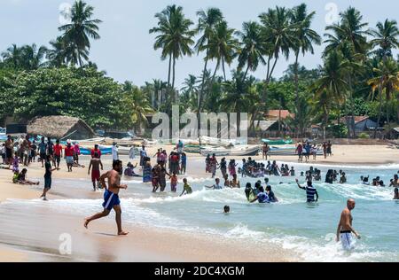 Besucher der Arugam Bay an der Ostküste Sri Lankas können in der geschützten Bucht schwimmen. Arugam Bay ist einer der sichersten Badestrände. Stockfoto