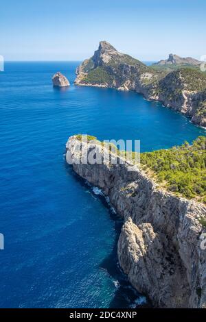 Blick auf eine felsige Klippe an einem sonnigen Tag in Formentor Kap in Palma de Mallorca, Balearen, Spanien, vertikal Stockfoto