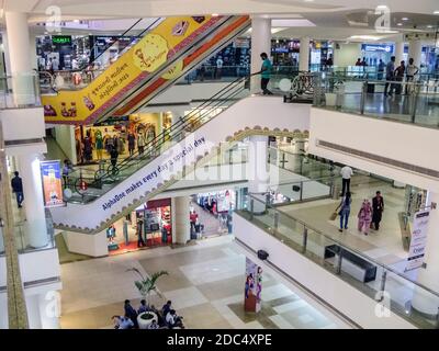 Indien, Gujarat, Ahmedabad, Vastrapur, Alpha One Mall Einkaufszentrum, einschließlich vieler westlicher Shop-Ketten Outlets