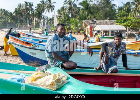 Fischer entspannen am Arugam Bay Strand an der Ostküste von Sri Lanka nach der Rückkehr aus dem Angeln in der vorherigen Nacht. Stockfoto